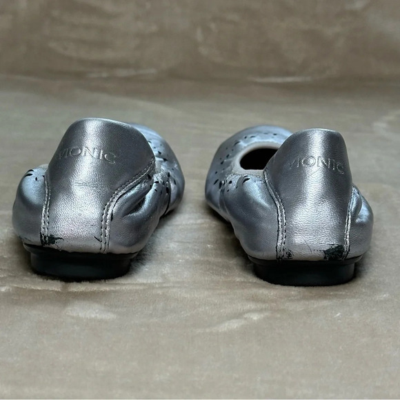 Vionic Geneva Ballet Flat Soft Metallic Silver Perforated Leather Sz 7.5 - Picture 4 of 13
